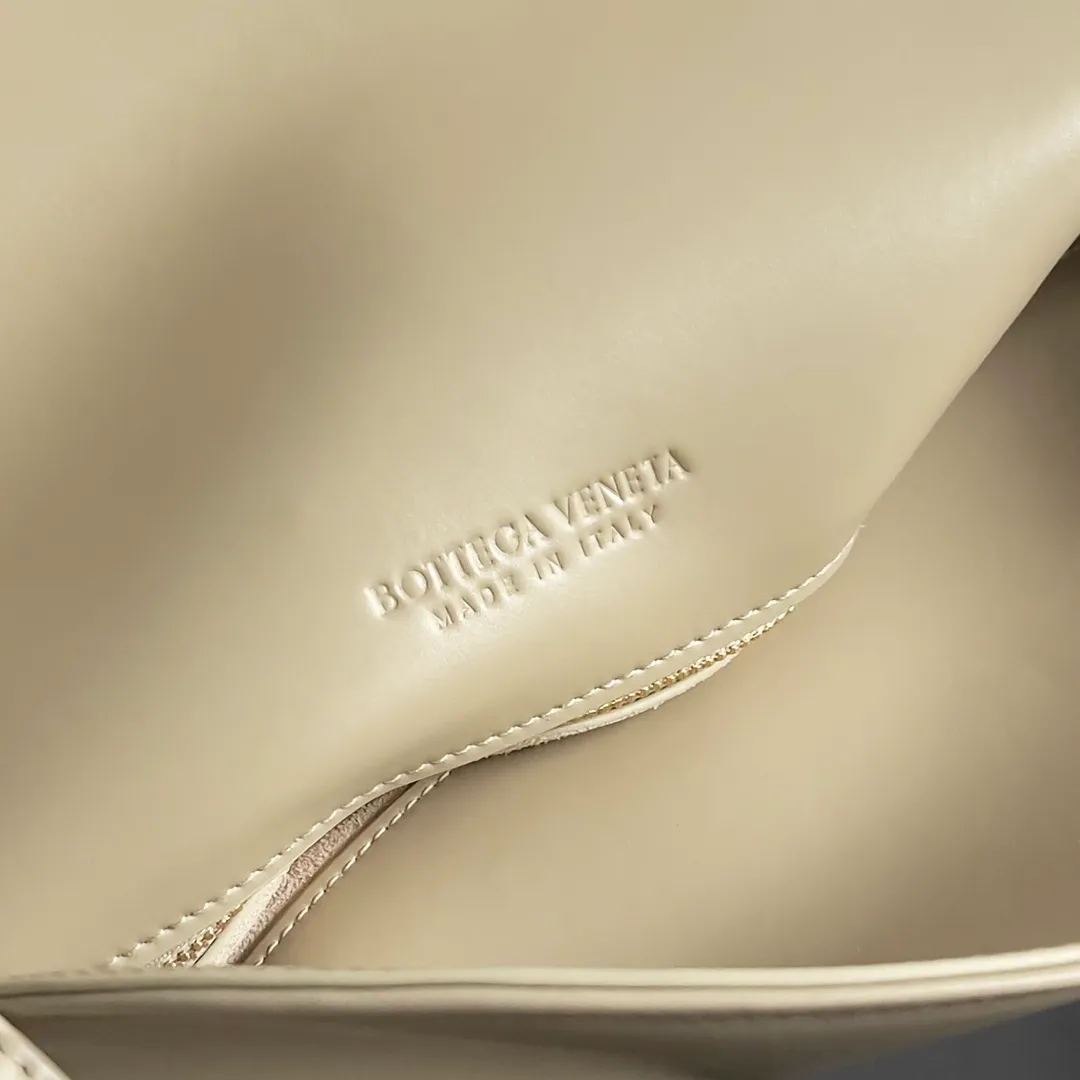 Batch 1680 Inspired by the 1970s, the Bottega Veneta women's logo shoulder bag has a smooth leather surface that brings a clean and handsome feel, just like the neatness and tenacity of a working woman. The front buckle is made of high-quality hardware pendant, the overall retro elegance, and the excellent leather feels soft. This Bottega Veneta series can be described as beautiful, weakening the complexity of the outfit, not competing for it, and only using the best quality to interpret itself. Style number: 806034 (large size) Size: 30*20*8cm